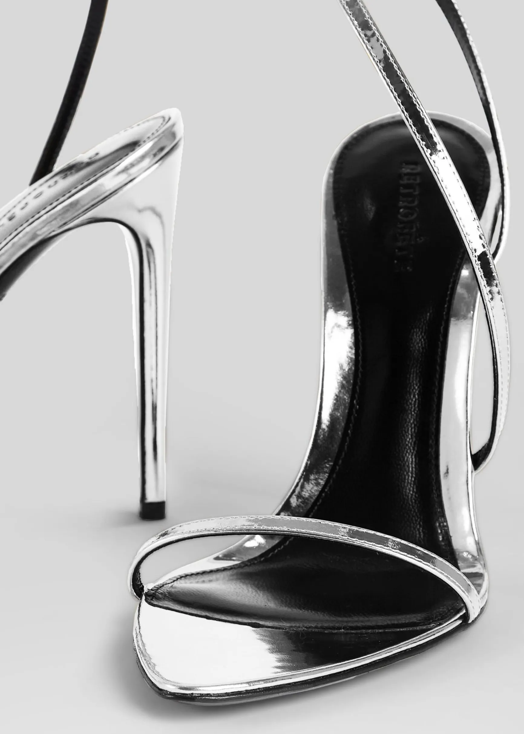 naomi_sandal_3.webp Honeymoon Looks*Retrofete Naomi Sandal Silver