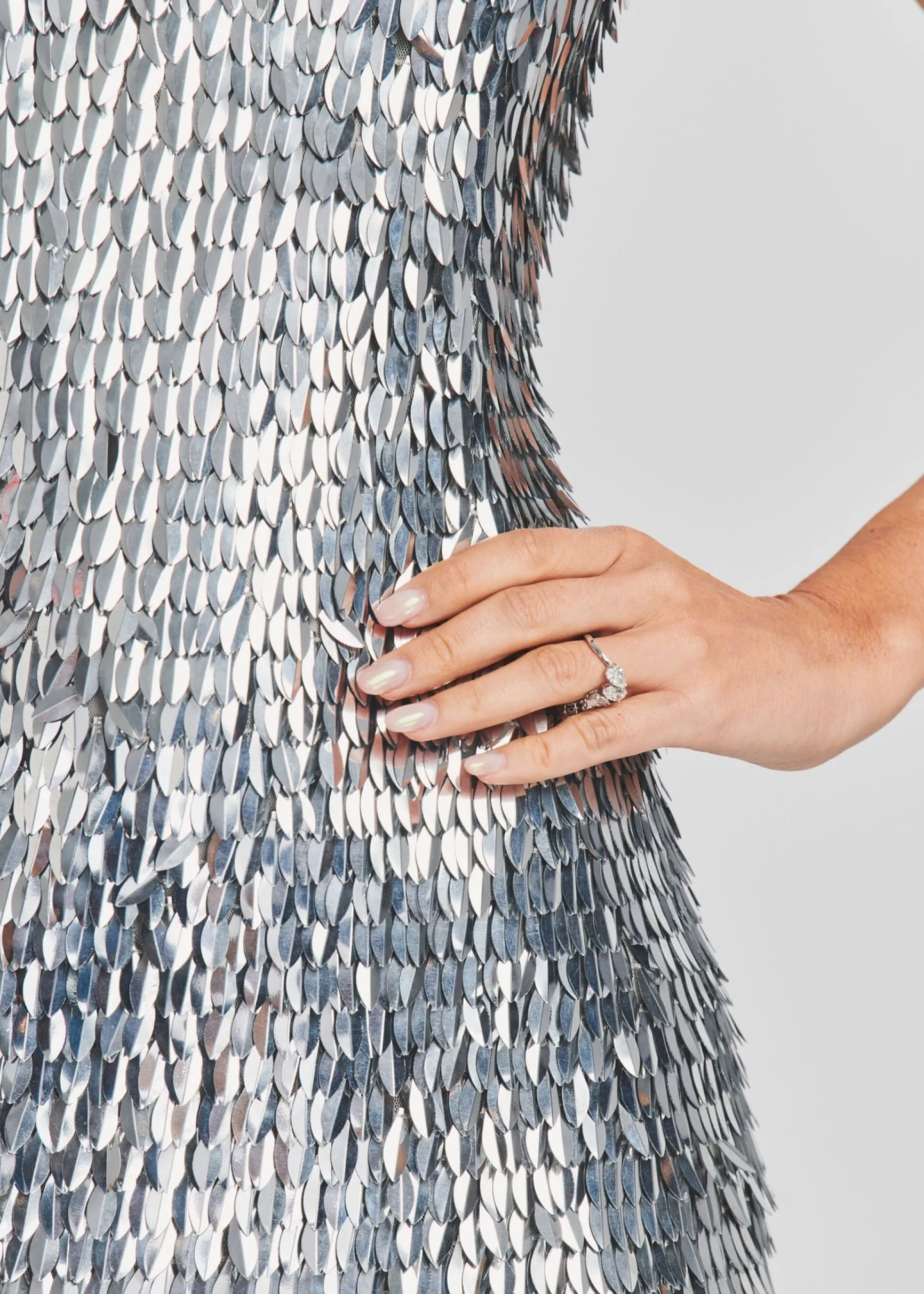 sirena_feather_sequin_dre_1-14.webp RETROFÊTE*Retrofete Sirena Feather Sequin Dress Silver Feather Sequin